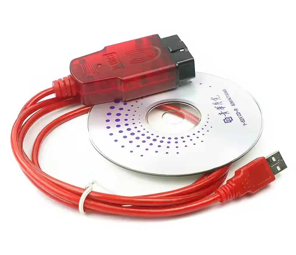 Renolink diagnostic cable أمام سيارة Dacia Duster في ورشة صيانة، يستخدم لتشخيص وبرمجة الأنظمة الإلكترونية