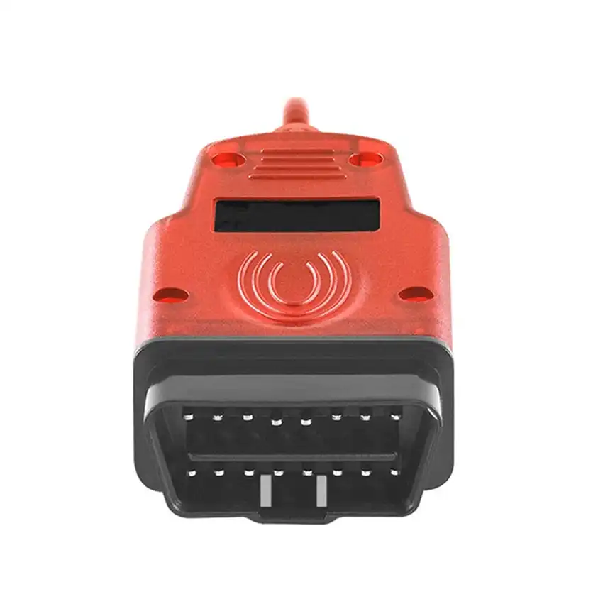 Renolink diagnostic cable أمام سيارة Dacia Duster في ورشة صيانة، يستخدم لتشخيص وبرمجة الأنظمة الإلكترونية