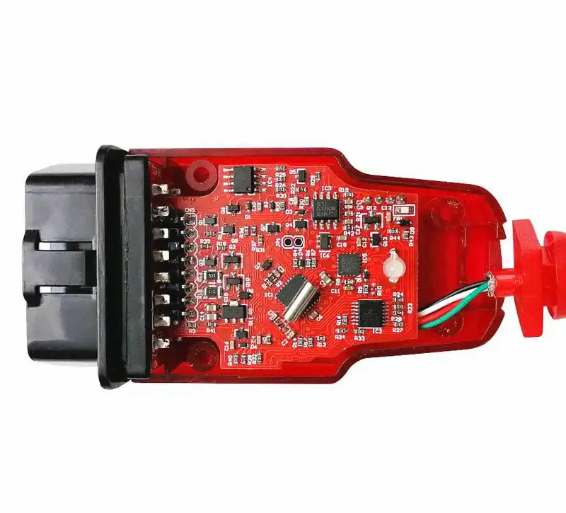 Renolink diagnostic cable أمام سيارة Dacia Duster في ورشة صيانة، يستخدم لتشخيص وبرمجة الأنظمة الإلكترونية